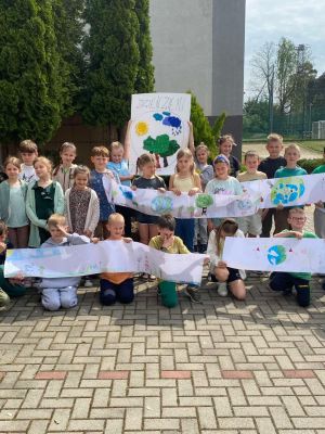 Uczniowie klas drugich prezentują plakaty zwiazane z Dniem Ziemi Uczniowie klas drugich prezentują plakaty zwiazane z Dniem Ziemi