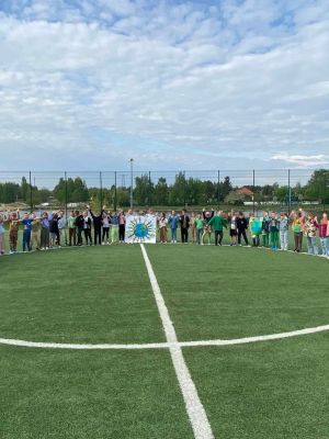 Uczniowie klas pierwszych prezentuja plakaty zwiazane z Dniem Ziemi Uczniowie klas pierwszych prezentuja plakaty zwiazane z Dniem Ziemi