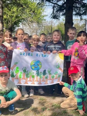 uczniowie oddzialu przedszkolnego prezentuja plakat zwiazany z dniem ziemi uczniowie oddzialu przedszkolnego prezentuja plakat zwiazany z dniem ziemi