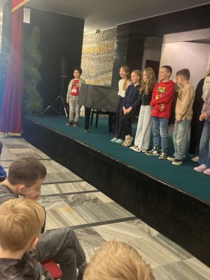 Uczniowie klas trzecich na malej scenie teatry wielkiego w Łodzi Uczniowie klas trzecich na malej scenie teatry wielkiego w Łodzi