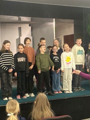 Uczniowie klas trzecich na małej scenie teatru wielkiego w Łodzi Uczniowie klas trzecich na małej scenie teatru wielkiego w Łodzi