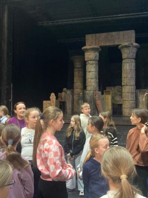 Uczniowie na dużej scenie Teatru Wielkiego w Łodzi Uczniowie na dużej scenie Teatru Wielkiego w Łodzi