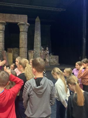 Trzecioklasiści poznają funkcje techniczne sceny Teatru Wielkiego w Łodzi Trzecioklasiści poznają funkcje techniczne sceny Teatru Wielkiego w Łodzi